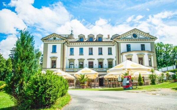 Pobyt u Benešova a jen 5 km od zámku v Golf & Spa Resortu Konopiště **** se stravou dle výběru a wellness