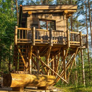 Netradiční pobyt v přírodě nedaleko Třebíče: Unikátní dům na stromě Treehouse Sokolí vč. snídaňového balíčku