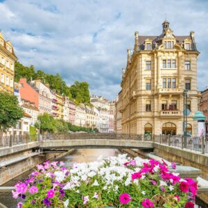 Karlovy Vary u Mlýnské kolonády (70 m) v Hotelu Palatin **** se snídaní a vstupem do lázní + tradiční oplatky