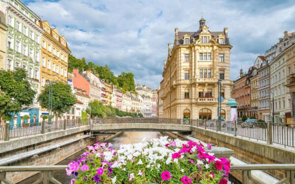 Karlovy Vary u Mlýnské kolonády (70 m) v Hotelu Palatin **** se snídaní a vstupem do lázní + tradiční oplatky