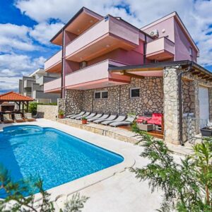 Pag jen 800 m od moře a pláže v apartmánu ve Standard Poolhouse Prince & Tiffany Apartments *** s bazénem