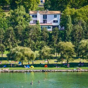 Balaton: Pobyt hned u pláže v Hotelu Sirály Balatonlelle se snídaní formou bufetu, zahradou a dětským hřištěm