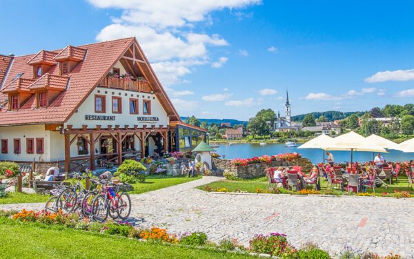 Šumava: Pohodový pobyt přímo na břehu Lipna v Hotelu Leyla *** s polopenzí a dětským koutkem i hřištěm