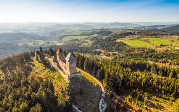 Pobyt v Národním parku Šumava v Penzionu U Pstruha se snídaní/polopenzí, kávou se štrúdlem a vstupem do herny