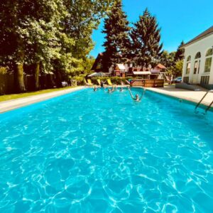 Dovolená jen 800 m od Balatonu v Sommer Pensionu se snídaní či polopenzí, venkovním bazénem a dětským hřištěm