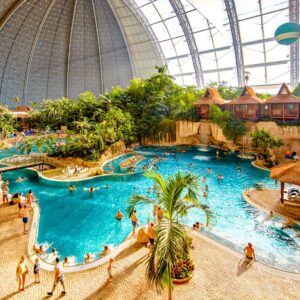 Exotický aquapark Tropical Islands u Berlína s neomezeným vstupem do bazénů i na atrakce a ubytováním ve stanu