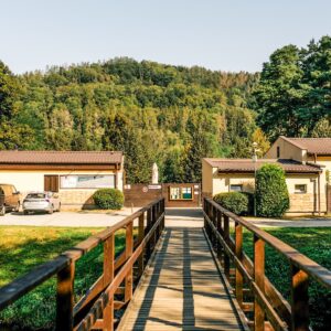 Střední Čechy: Hotel Sázavský ostrov *** s polopenzí, kávou se zákuskem, zapůjčením pramice i koloběžek