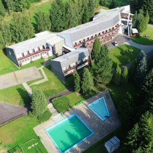 Jeseníky: Malá Morávka v Horském Hotelu Neptun se snídaní, venkovním bazénem, ohništěm/grilem a dětskou hernou