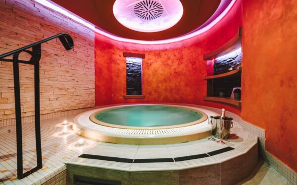 Tábor: Hotel Palcát *** se snídaní, neomezeným wellness (vířivka, sauny) a 50% slevou na koupel i fitness