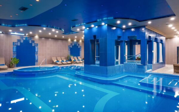 Györ nedaleko termálů: Hotel Golden Ball Club **** s neomezeným wellness (120 m² vodní plochy) a polopenzí