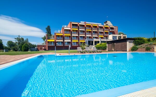Balaton pár kroků od břehu: Hotel Margaréta **** s polopenzí a neomezeným wellness (bazény, sauny, vířivky)