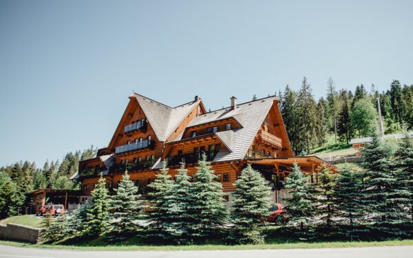 Slovensko: Kysuce v Hotelu Marlene **** s polopenzí, neomezeným wellness s bazénem, vířivkou a saunami + tenis