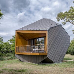 Stylové Treehouses Kapolcs nedaleko Balatonu v dřevěném domku The Rocks se snídaní a privátní vířivkou + sauna