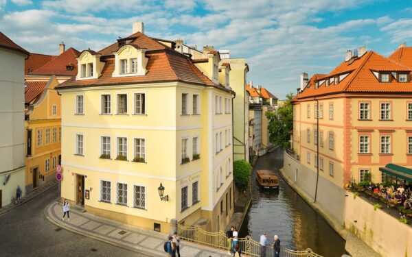 Praha přímo v centru nedaleko Karlova mostu v Hotelu Čertovka **** se snídaněmi, vínem a mísou ovoce