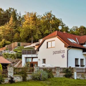 Český Krumlov jen 400 m od centra v Pensionu Fialka se snídaněmi, relaxací ve vířivce a dětským hřištěm