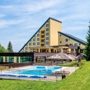 Bílé Karpaty v Horském Hotelu Jelenovská *** s polopenzí, vínem, bazénem a vířivkou či saunou + masáž