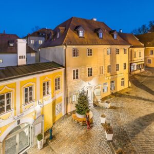 Český Krumlov přímo v centru: Luxusní Bellevue Hotel **** se snídaní, privátní saunou, sektem a Krumlov Card