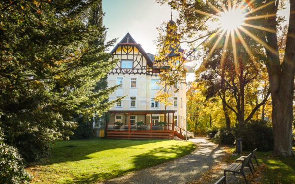 Jeseníky ve Ville Grohmann **** se snídaní či polopenzí a neomezeným wellness s vířivkou, saunami a krbem