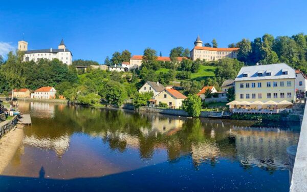 Šumava jen 1 km od hradu Rožmberk v Penzionu Rožmberk Inn se snídaněmi, vstupem na hrad a vínem + dítě zdarma