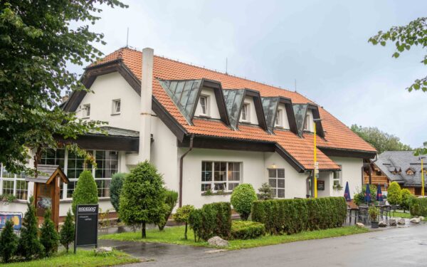 CHKO Beskydy: Nový Jičín v Hotelu Na Skalkách se snídaní nebo polopenzí, láhví sektu, kávou a dezertem