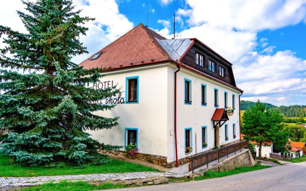 Lipno: Hotel Stará Škola na Šumavě se snídaní, privátním wellness, zapůjčením kol + víno a muzeum