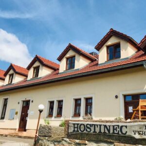 Pobyt nedaleko ZOO Dvůr Králové v Penzionu Pod Vyhlídkou se snídaní, infrasaunou a lahví vína + stolní tenis