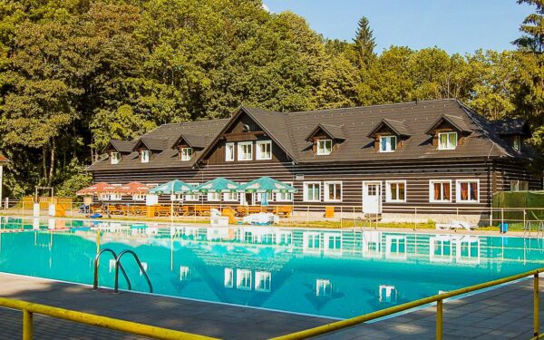 Těšínské Beskydy: Hotel Stará Ameryka *** s polopenzí, největší dětskou hernou v kraji a slevou na koupaliště