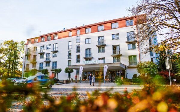 Hluboká nad Vltavou u zámku: LH Parkhotel Hluboká **** se snídaní, jednou večeří a vstupem do wellness + kola