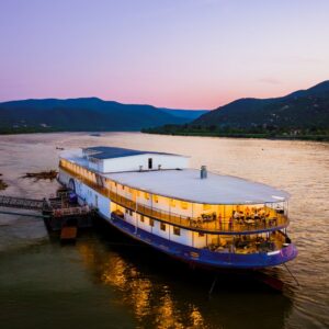 Visegrád: Unikátní pobyt na lodi Aquamarina Hotel Visegrád *** s výhledem na hrad či Dunaj + snídaně a parking