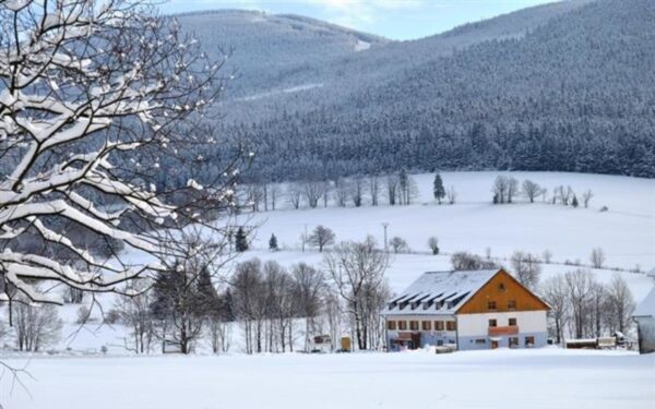 Jeseníky 500 m od ski areálu v Hotelu Park *** s polopenzí, neomezeným vstupem do vnitřního bazénu a slevami