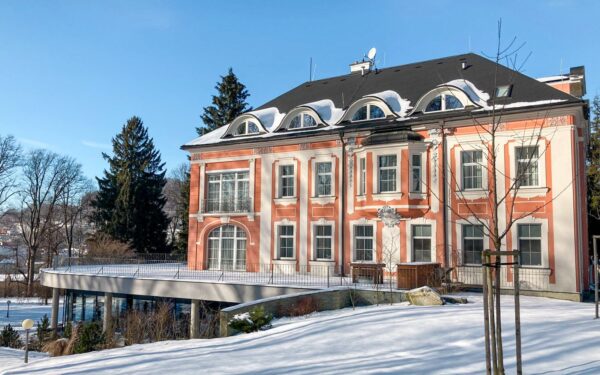Jeseníky: Dovolená v Hotelu Villa Regenhart **** se snídaní nebo polopenzí a neomezeným bazénem + saunový svět