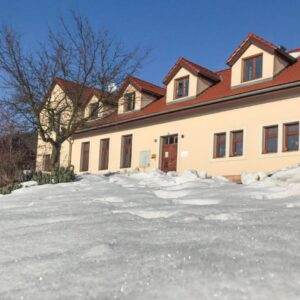 Pobyt blízko ZOO Dvůr Králové a běžkařských tras v Penzionu Pod Vyhlídkou se snídaní, infrasaunou a lahví vína