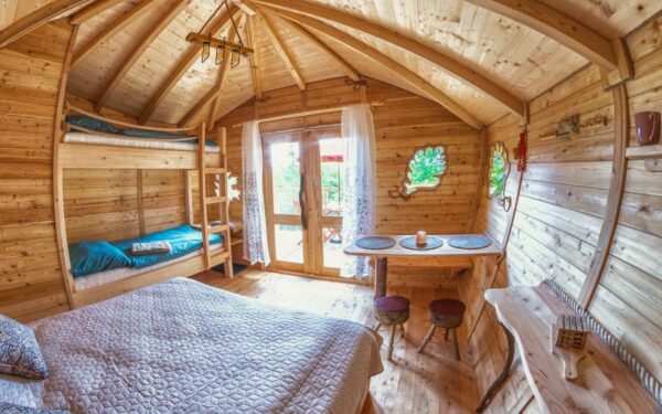 Kysuce u sjezdovky v domečku na stromě v Resortu Husárik se snídaní, welcome drinkem a vstupem do wellness