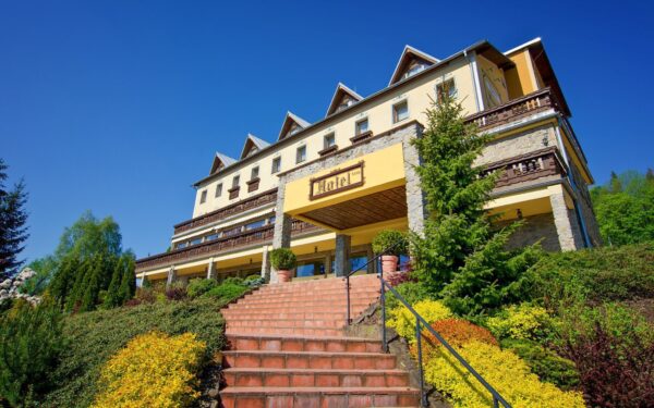 Kysucké Beskydy v Hotelu Husárik **** s regionální polopenzí, ochutnávkou domácích piv a sýrů + jeskynní bazén