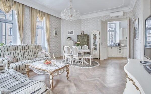 Karlovy Vary přímo naproti Muzeu Becherovky: Luxus v Apartmánu Nostalgia Luxury **** až pro 8 osob + snídaně