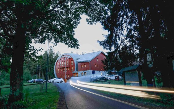 Dovolená u Jizerských hor a Liberce ve stylovém Hotelu Obří Sud *** s polopenzí, sjezdovkou a vstupem do zoo