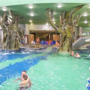 Hajdúszoboszló jen 700 m od termálních lázní v Apartmánech Csilla s vybavenou kuchyňkou, polopenzí a vínem