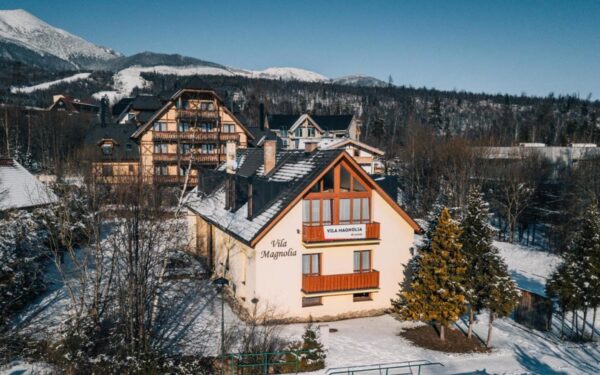 Vysoké Tatry 500 m od sjezdovky: Tatranská Lomnica v apartmánu s kuchyňkou ve Vile Magnólii + snídaně