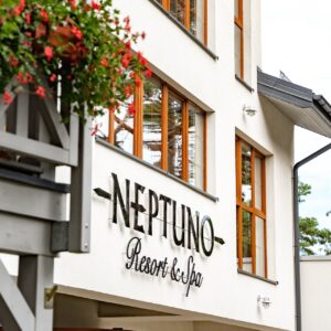 Baltské moře na pláži: Neptuno Resort & Spa **** s polopenzí, neomezeným wellness a parádním vyžitím pro děti