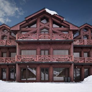 Belianské Tatry u ski areálů ve stylovém Mountain Resortu Apartments se snídaní formou bufetu a láhví Prosecca