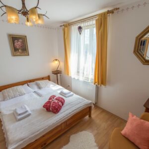 Český Krumlov jen 400 m od historického centra v Pensionu Fialka se snídaněmi a 1 hodinou relaxace ve vířivce