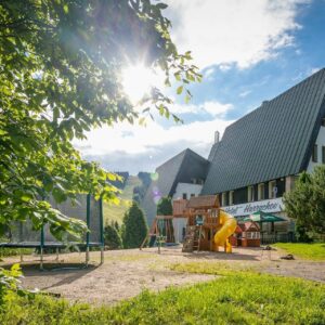 Krkonoše: Pytloun Hotel Harrachov **** s polopenzí a vstupem do wellness centra s výhledem na Čertovu horu