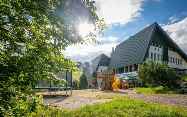 Krkonoše: Pytloun Hotel Harrachov **** s polopenzí a vstupem do wellness centra s výhledem na Čertovu horu