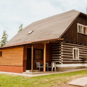Adršpašské skály: Chatový areál Zděřina s polopenzí a bohatým vyžitím pro děti i dospělé + večer s filmy
