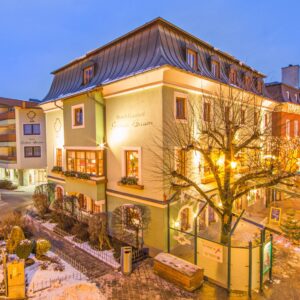 Zell am See u jezera a ski areálu v Hotelu Grüner Baum **** s polopenzí, neomezeným wellness a Proseccem