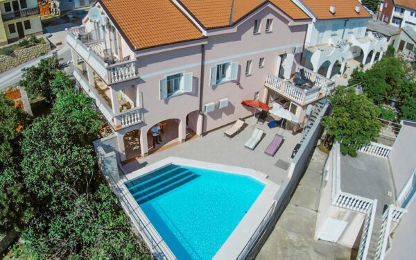 Chorvatský Karlobag jen 400 m od pláže pro 4-7 osob v klimatizovaných Apartmánech Kathy s venkovním bazénem
