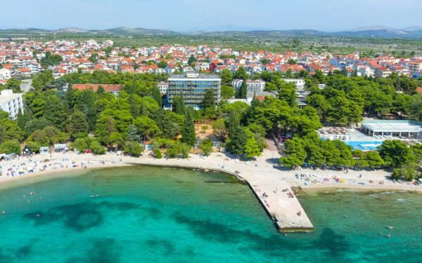 Chorvatsko: Vodice jen 150 m od pláže ve Vile Imperial s polopenzí, bazény a fitness centrem + zábavný program