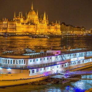Budapešť: Netradiční pobyt v klimatizované kajutě lodního Grand Jules Boat Hotelu *** + snídaně formou bufetu