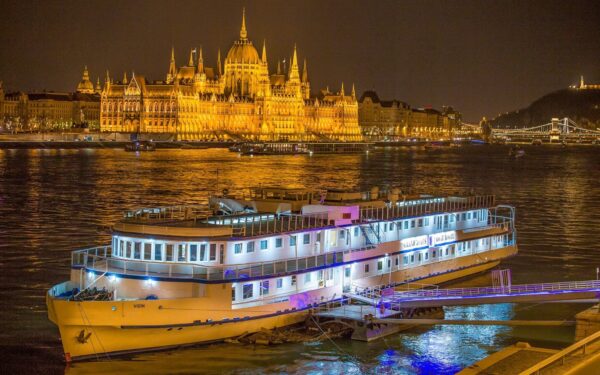 Budapešť: Netradiční pobyt v klimatizované kajutě lodního Grand Jules Boat Hotelu *** + snídaně formou bufetu