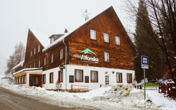 Západní Krkonoše: Dovolená v 900 m n. m. v Hotelu Alfonska *** s polopenzí, venkovním hřištěm a úschovnou kol